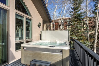 Pronghorn Peak, A Single Family Home Walkable to the Slopes, Private Hot Tub, Pet Friendly!