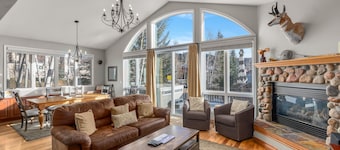 Pronghorn Peak, A Single Family Home Walkable to the Slopes, Private Hot Tub, Pet Friendly!