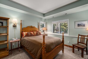 4 bedrooms, iron/ironing board, free WiFi, bed sheets - Pronghorn Peak! Pet Friendly, 2 Decks,  Private Hot Tub,  Grill & Quiet Neighborhood! (Steamboat Springs)
