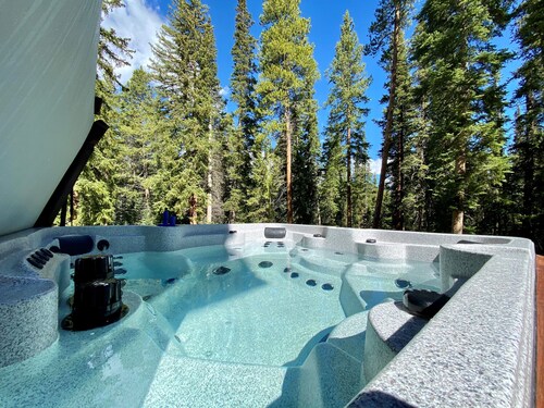 Expansive elegance at base of Peak 8, 6 en-suites, 9 fireplaces, game tables, hot tub!