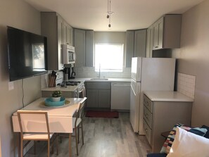 Réfrigérateur, four à micro-ondes, un four, surface de cuisson