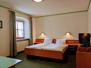 In-room safe, free WiFi, bed sheets