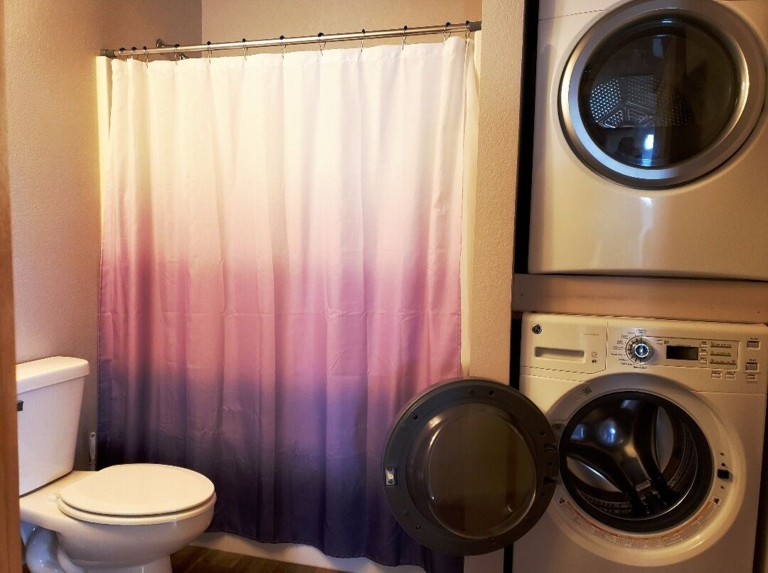 Kombinert dusj/badekar, hårføner, håndklær og såpe