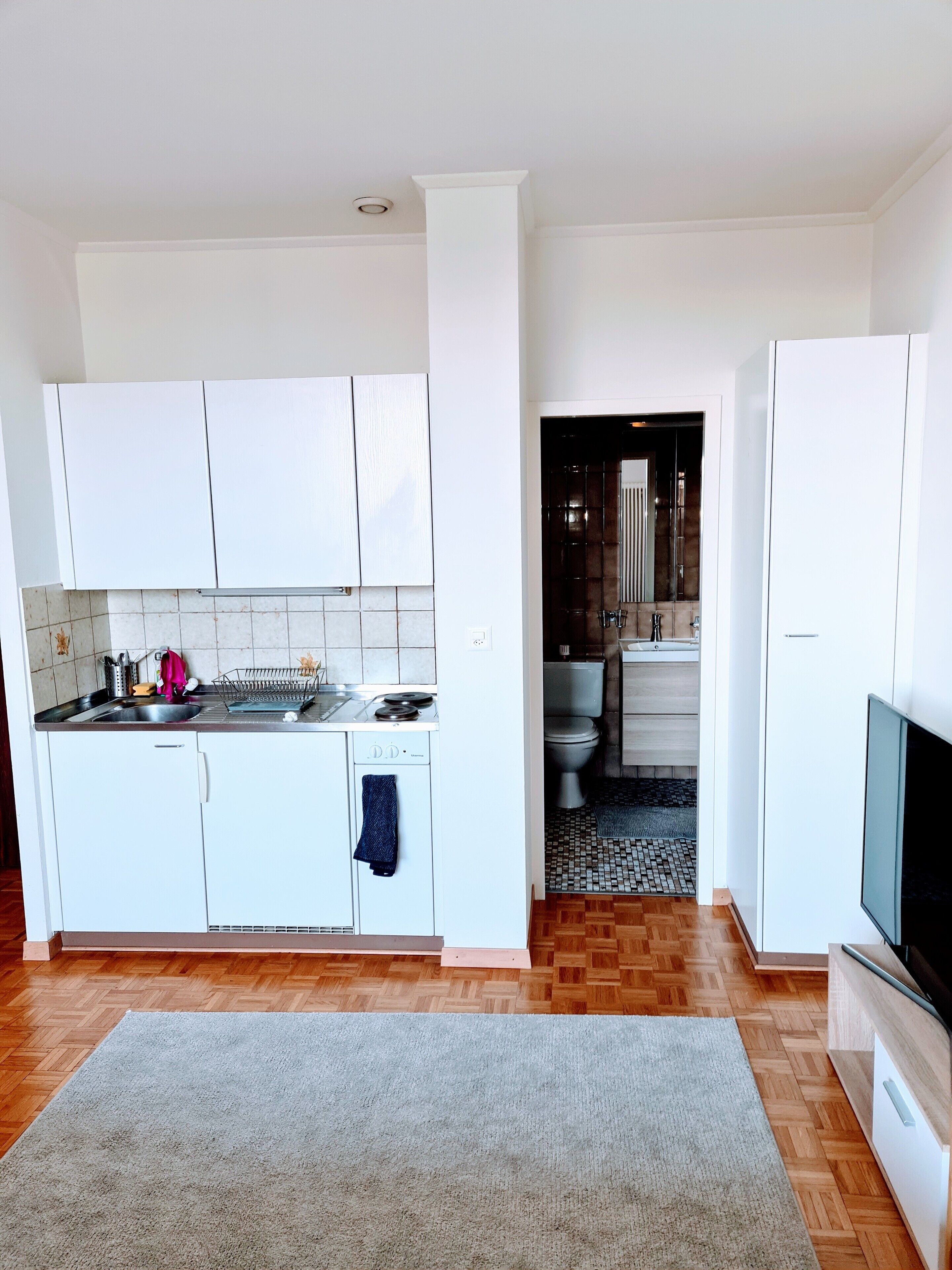 Réfrigérateur, micro-ondes, plaque de cuisson, cafetière/bouilloire