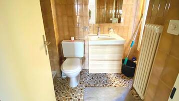 Douche, sĂšche-cheveux, serviettes fournies, savon