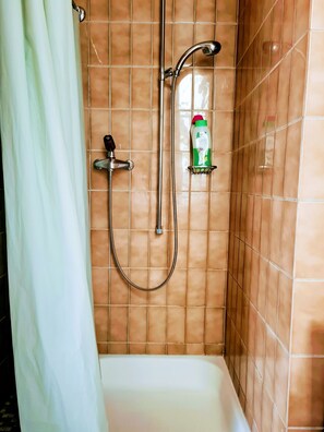 Douche, sèche-cheveux, serviettes fournies, savon