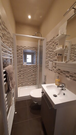 Shower, hair dryer, towels, soap - MGResidenceTolfa "Old Square" (Tolfa)