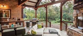 Romantic Cabin in Broken Bow! Secluded on 4+ acres, 1BR 2Bath, Hot Tub, FirePit