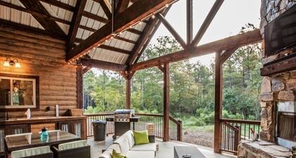 Romantic Cabin in Broken Bow! Secluded on 4+ acres, 1BR 2Bath, Hot Tub, FirePit