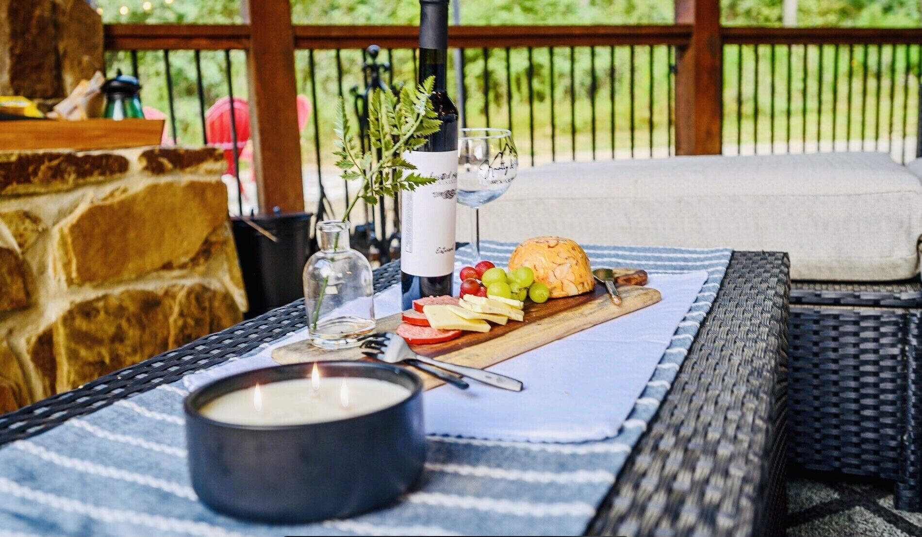 Cabin in Broken Bow! Secluded on 4+ acres, 1 BR 2Bath Couples or Honeymoon Cabin