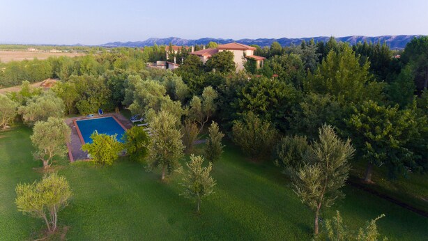 An aerial view of a property with a swimming pool surrounded by lush greenery and a house with a red-tiled roof. - Holiday home "Da Maria Maddalena" n ° 1  (Sardegna)