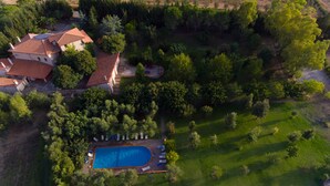 An aerial view of a property with a swimming pool surrounded by trees and a house with a red-tiled roof. - Holiday home "Da Maria Maddalena" n ° 1  (Sardegna)