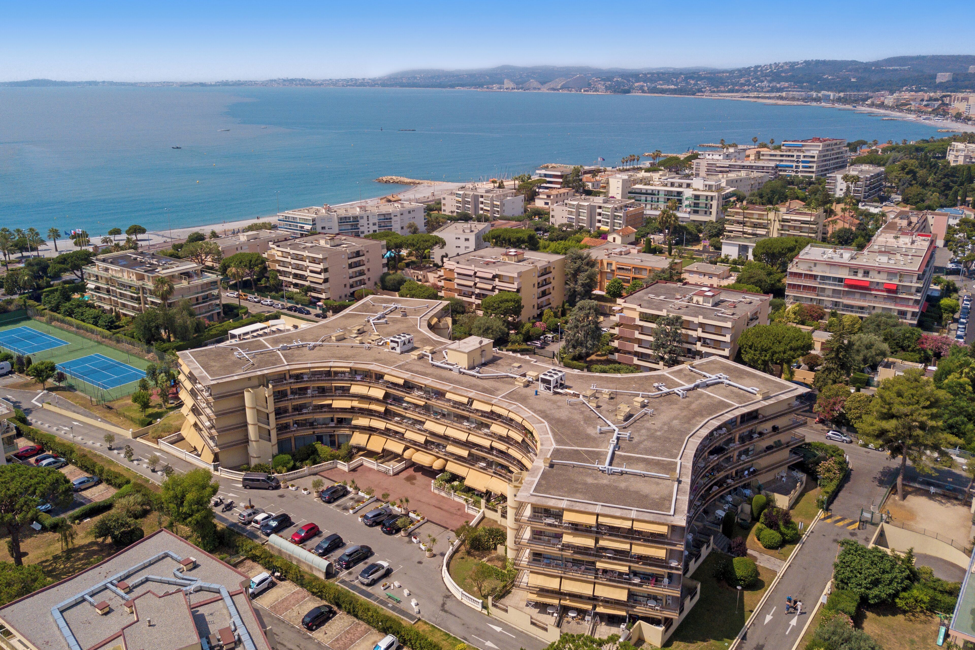 Vista frontal de la propiedad