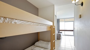 A bunk bed room with a window and a door leading to another room. - Résidence Partenaire Héliotel Marine (Saint-Laurent-du-Var)