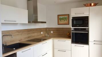 Een koelkast, een microgolfoven, een oven, een kookplaat