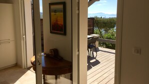An open door leading to a balcony with a view of the sea and mountains. - Chez Simone ( 6 pers.) (Ensuès-la-Redonne)