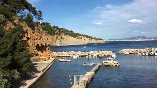 A coastal marina with boats docked, rocky cliffs, and a clear sky. - Chez Simone ( 6 pers.) (Ensuès-la-Redonne)