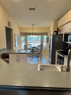 Fridge, microwave, oven, stovetop - Corner 2-bed / 2-bath Unit #926, in the Stoneybrook Golf and Country Club (Sarasota)