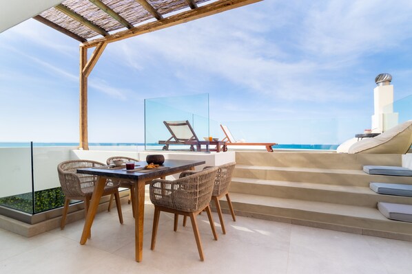 Outdoor dining - Wave, an Idyllic Seafront Suite by Nirousuites (Heraklion)