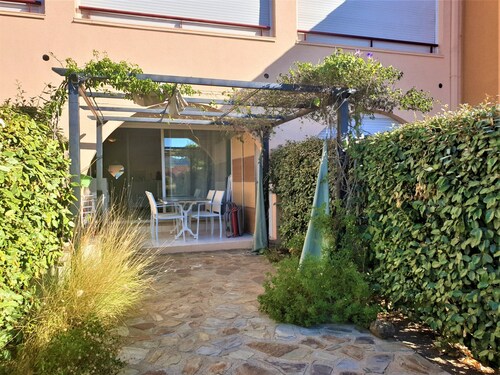 T2 Apartment with parking and garden 300 m from the beach
