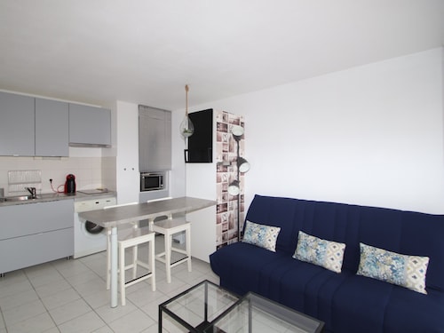 T2 Apartment with parking and garden 300 m from the beach