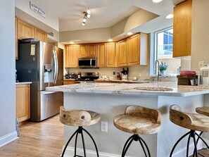 冷蔵庫、電子レンジ、オーブン、コンロ