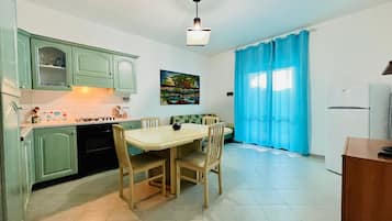 Apartment, 3 Schlafzimmer | Wohnbereich | 22-Zoll-Fernseher mit Kabelempfang