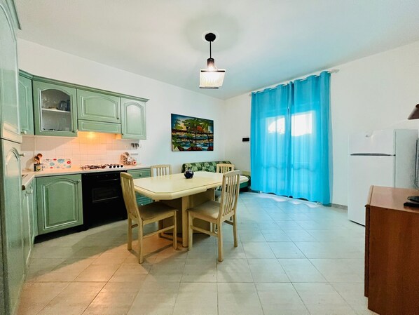 Apartment, 3 Schlafzimmer | Wohnbereich | 22-Zoll-Fernseher mit Kabelempfang