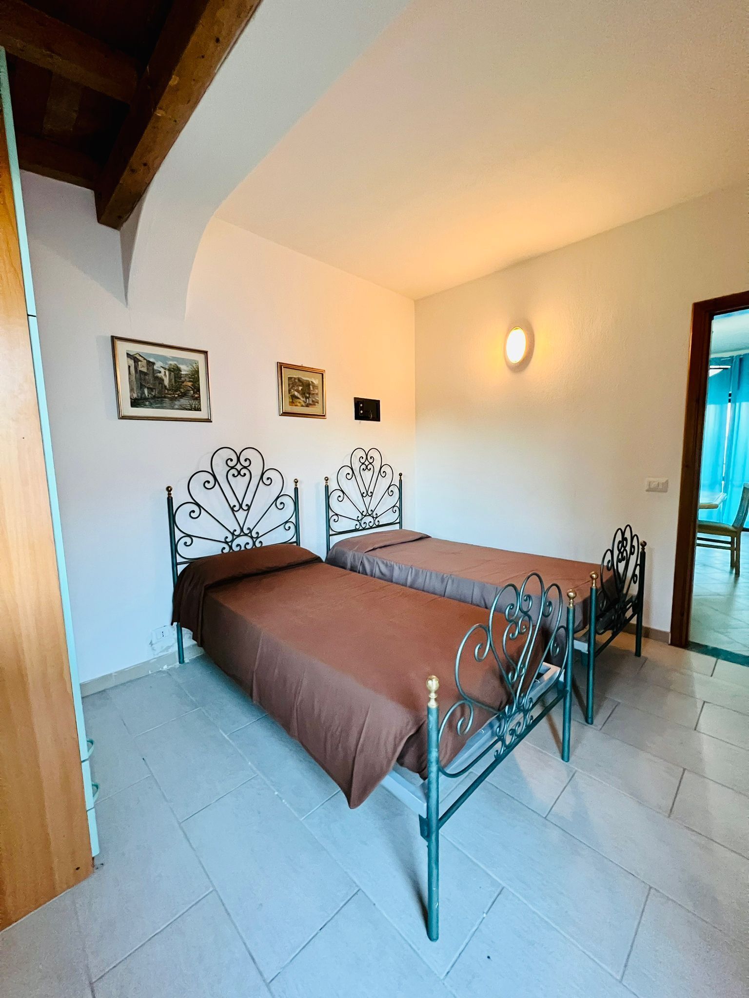 3 habitaciones y tabla de planchar con plancha 