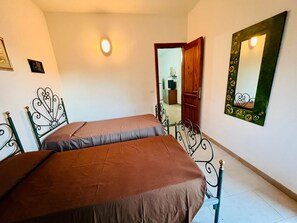 3 habitaciones y tabla de planchar con plancha 