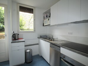 冷蔵庫、電子レンジ、オーブン、コンロ