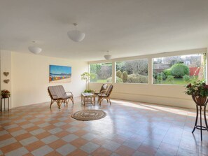 Apartamento, 1 cama de matrimonio grande con sofá cama | Sala de estar | Televisión de 30 pulgadas con canales por cable