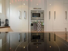 Apartamento, 1 cama King e sofĂĄ-cama | Cozinha privada | Geladeira, micro-ondas, fogĂŁo, cooktop