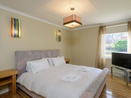 Apartamento, 1 cama King e sofĂĄ-cama | 1 quarto, ferros/tĂĄbuas de passar roupa, Wi-Fi de cortesia