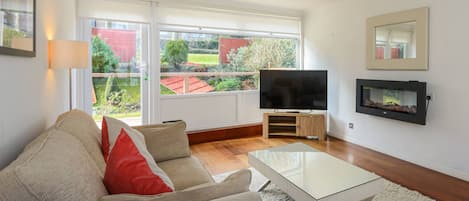 Apartment, 1 King Bed with Sofa bed | Living room