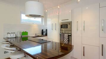 Apartment, 1 King Bed with Sofa bed | Private kitchen | Fridge, microwave, oven, stovetop