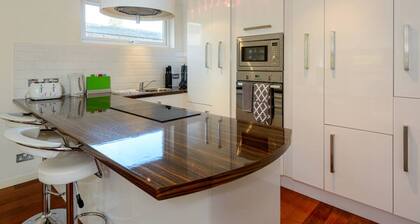 Corrin - Chic 1 Bedroom Apartment