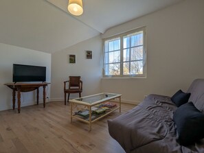 TV - Charming Cottage in Berry with Pool Access & Private Garden (Vendœuvres)