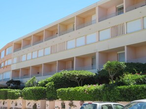 Exterior - Renovated T2 duplex 20m from beach with sea view, parking and WIFI (Bormes-les-Mimosas)