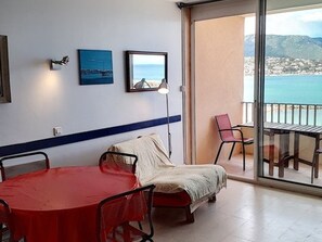 Living area - Renovated T2 duplex 20m from beach with sea view, parking and WIFI (Bormes-les-Mimosas)