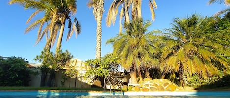 Una piscina al aire libre