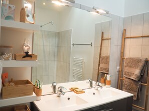 Shower, hair dryer, toilet paper - ELIA'S COCOON (La Rochelle)