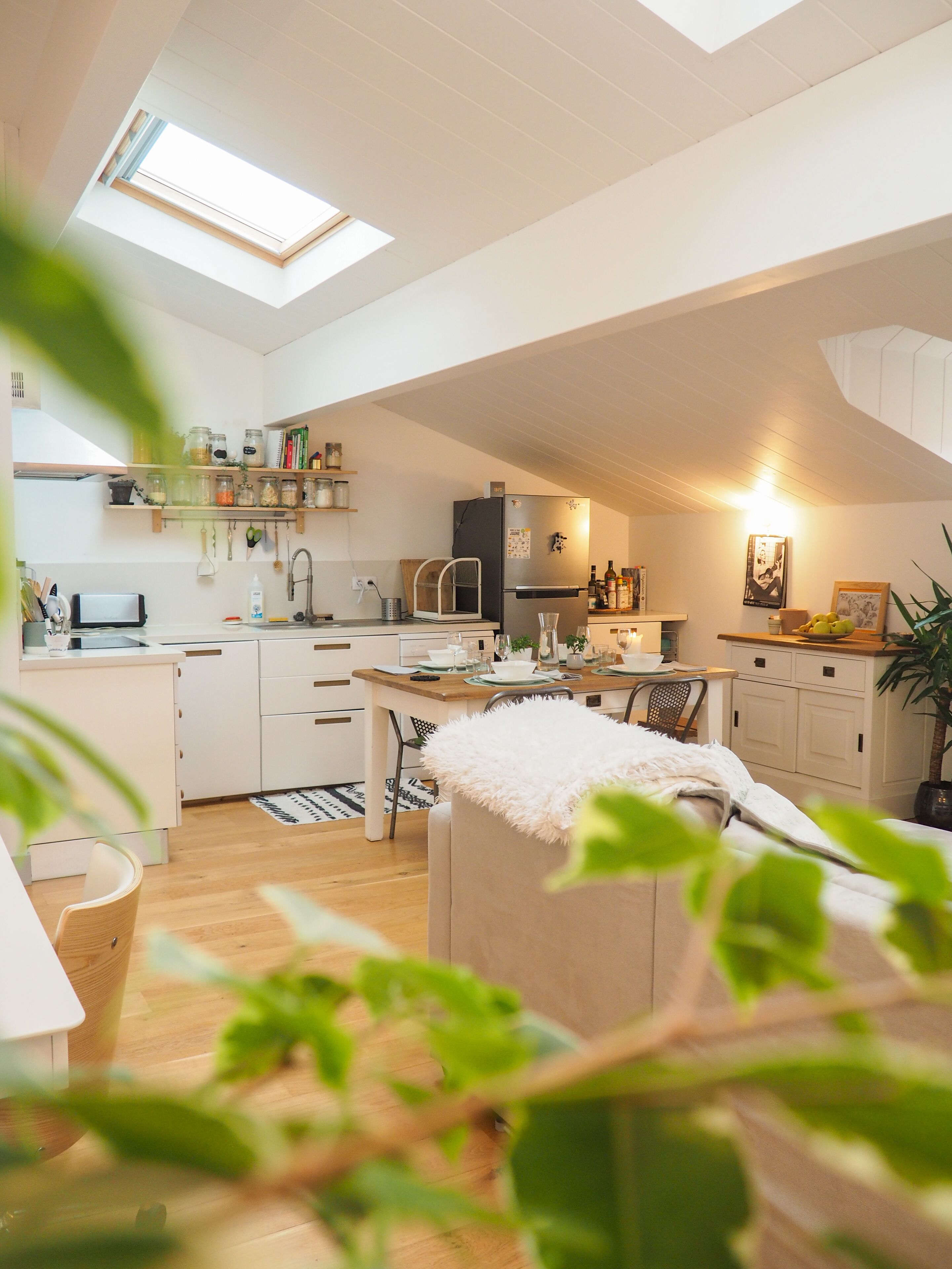 Kühlschrank, Ofen, Herdplatte, Wasserkocher mit Kaffee-/Teezubehör