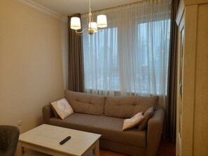 One-Bedroom Apartment - Shota Rustaveli Street, 44 | Escrivaninha, quartos à prova de som, ferros/tábuas de passar roupa