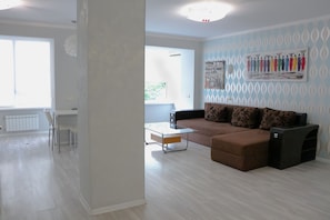 1 غرفة نوم ومكتب وتجهيزات عازلة للصوت ومكواة/لوح كي