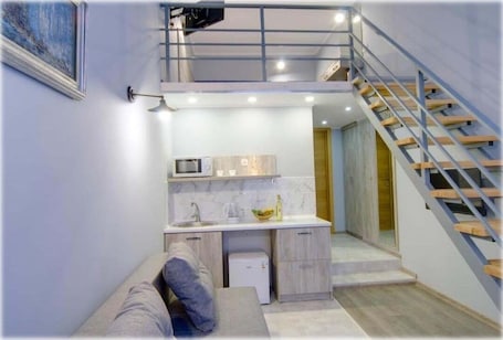 Signature Studio (Split Level on Yaroslaviv Val 17a) | Desk, soundproofing, iron/ironing board, free WiFi