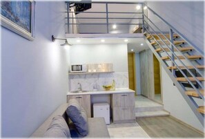 Escritorio, sistema de insonorización y tabla de planchar con plancha 