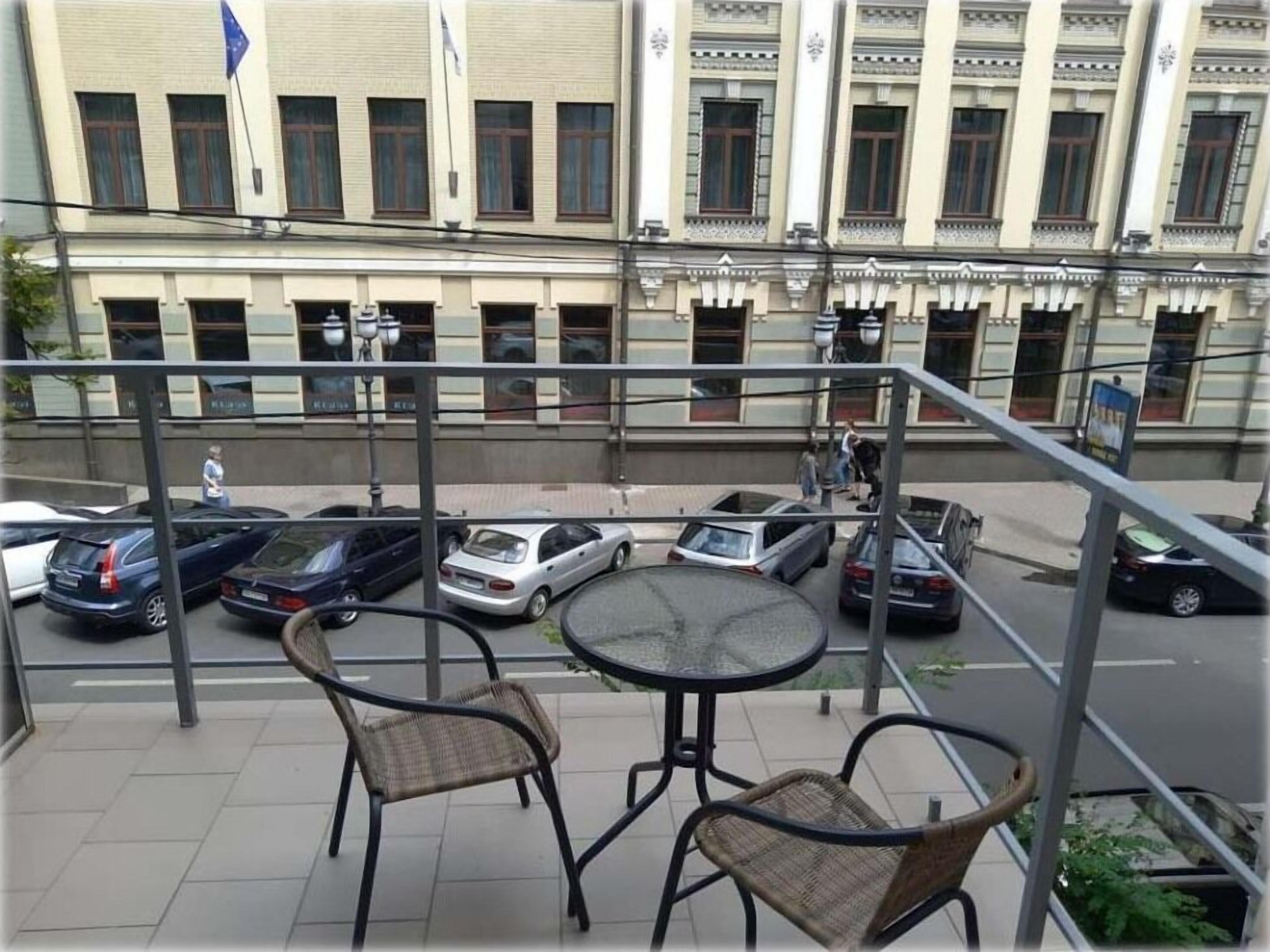 Signature Studio (Split Level on Yaroslaviv Val 17a) | Balcony view
