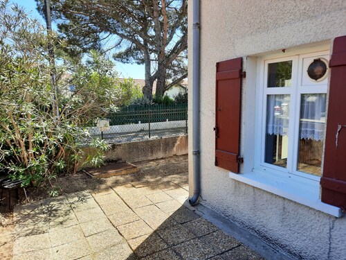 Cozy Apartment with Private Courtyard, Near Shops and Beaches in Capbreton