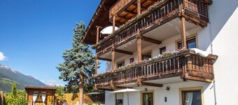 Gemütliche Ferienwohnung  mit grossem Sonnenbalkon und geheiztem Schwimmbad,